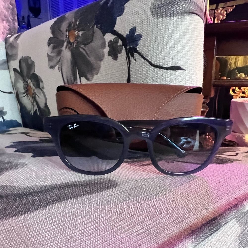 😎NEW SUNNYS😎RAYBAN SUNGLASSES BLUE LENS BLUE FRAMES MADE BY RAYBAN IN ITALY😎😎🥰🥰